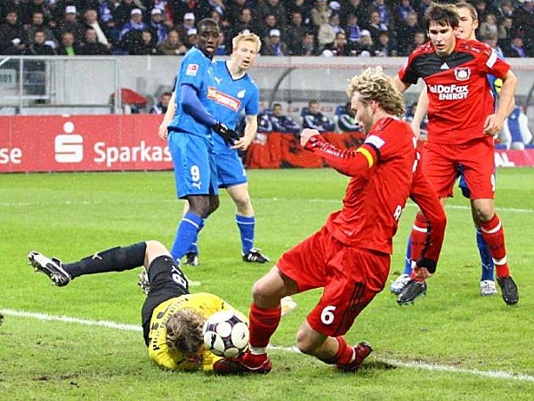 关于勒沃库森联队主力罗尔受伤下场的信息 关于勒沃库森联队主力罗尔受伤下场的信息