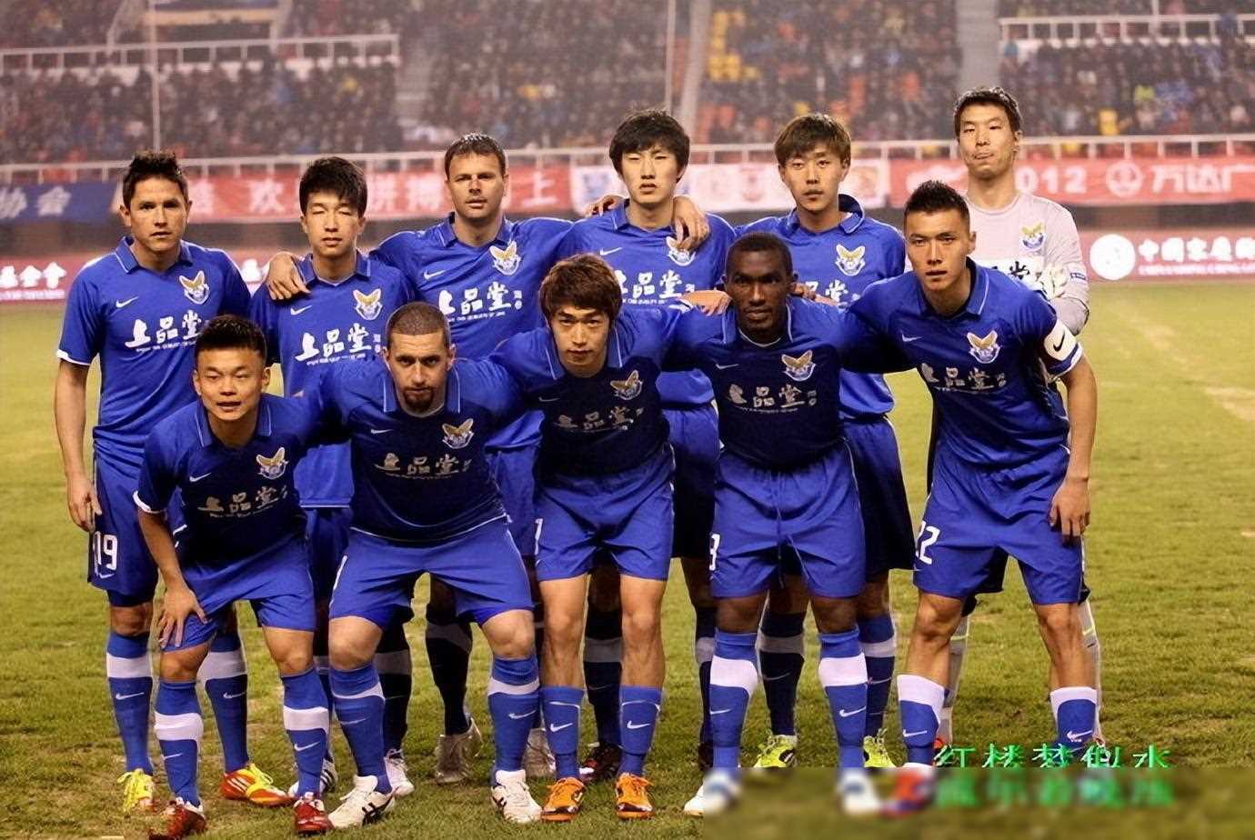 足球赛场惊险连连争夺榜首位置如火如荼的简单介绍