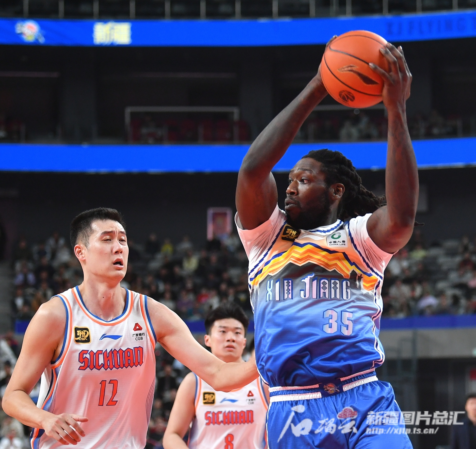 新疆男篮战绩熠熠生辉，冲击第一名