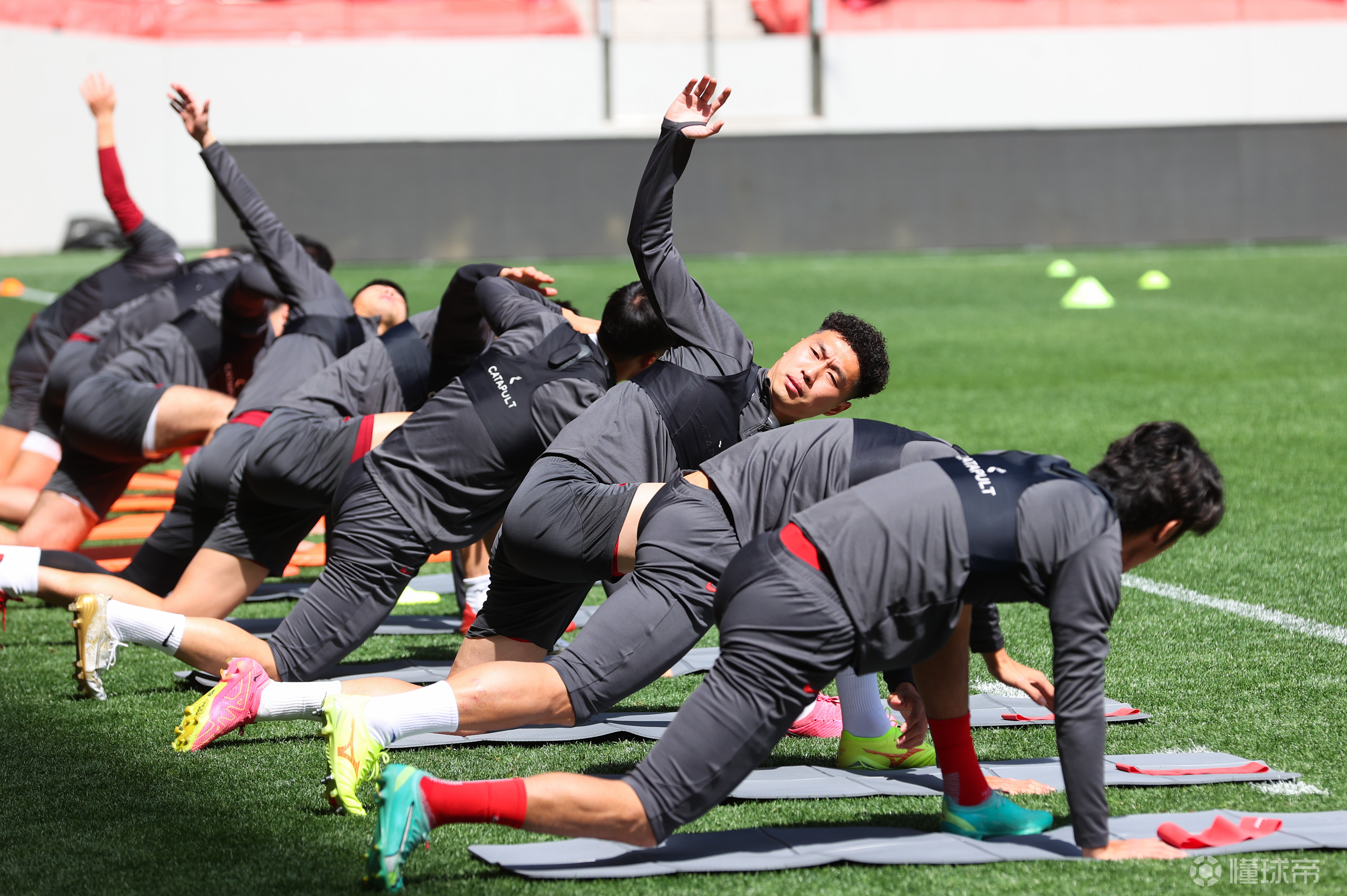 比赛临近,双方球队训练备战全力以赴 比赛临近,双方球队训练备战全力以赴