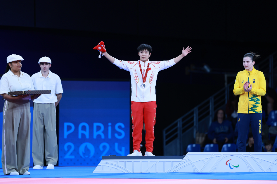 关于柔道选手再战赛场，成功晋级四强的信息