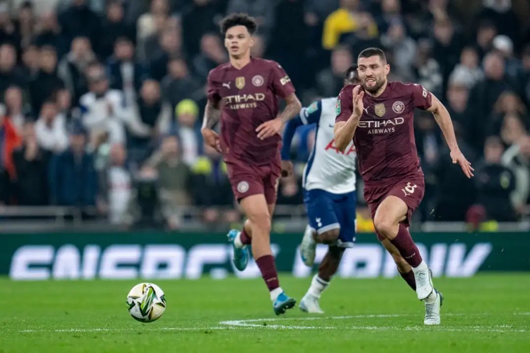 曼城客场击败热刺，继续保持领先