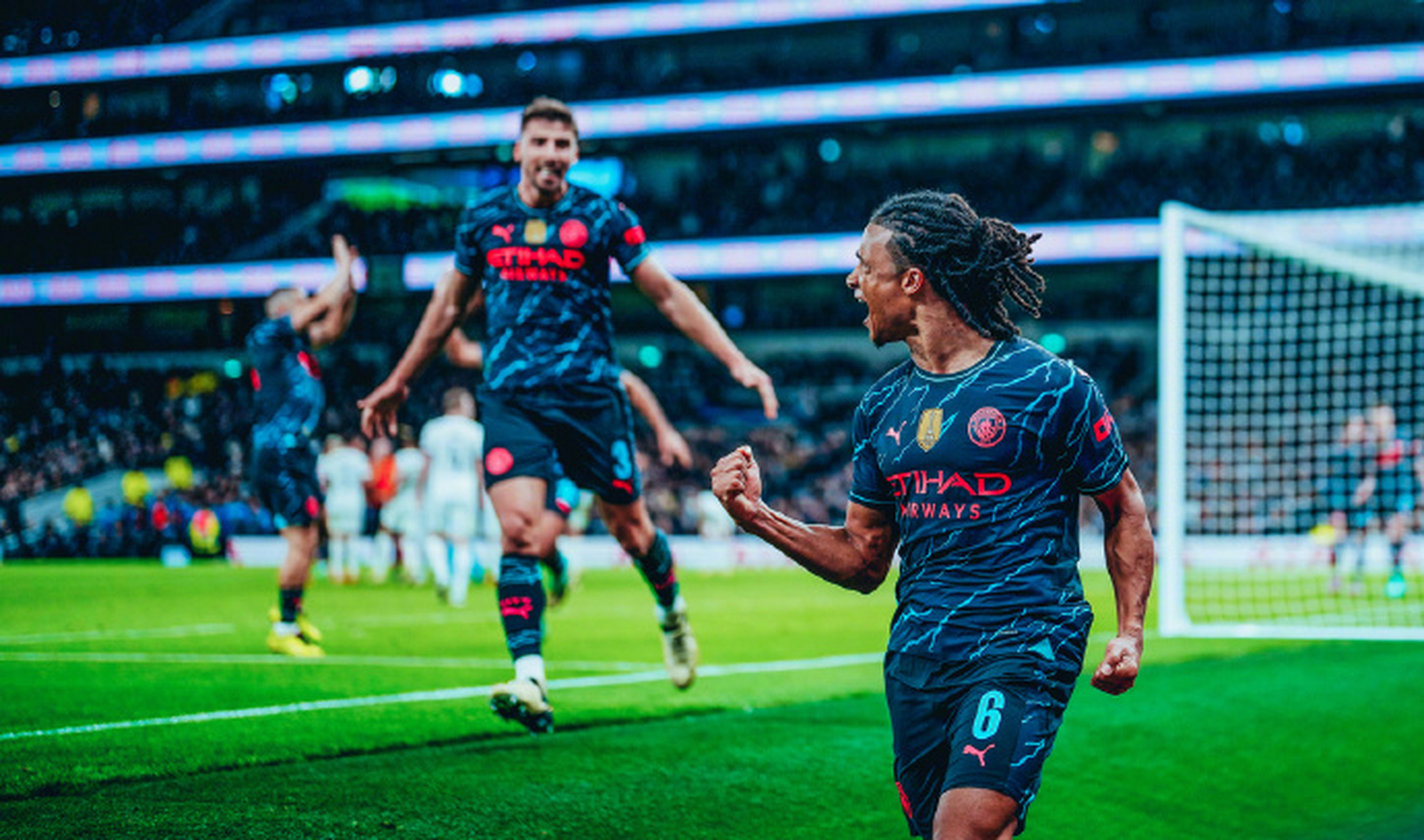 曼城客场击败热刺，继续保持领先