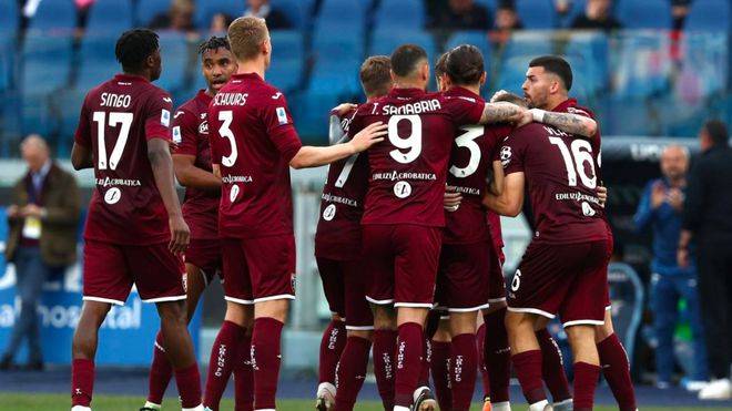 -巴勒莫在主场对战弗洛西诺内