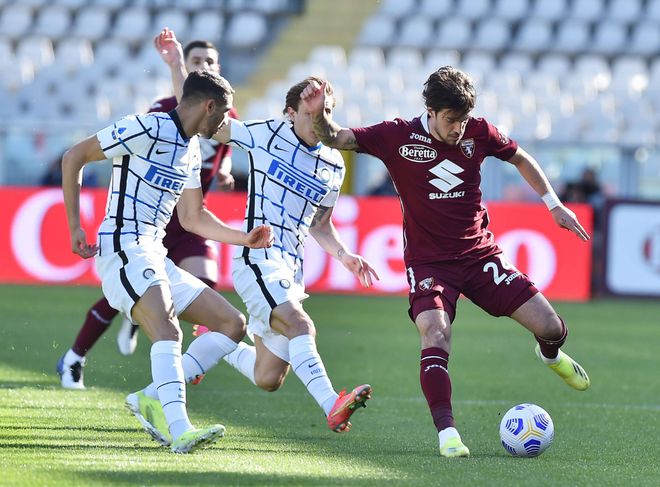 巴勒莫在主场对战弗洛西诺内