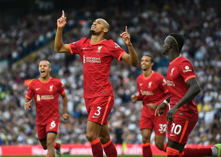 曼联切尔西上演激烈对抗，比赛中存在争议