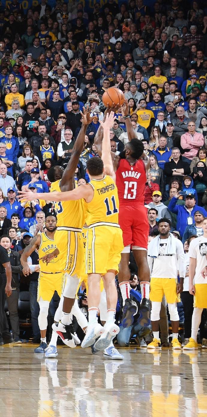 火箭逆转击败对手，哈登表现稳定