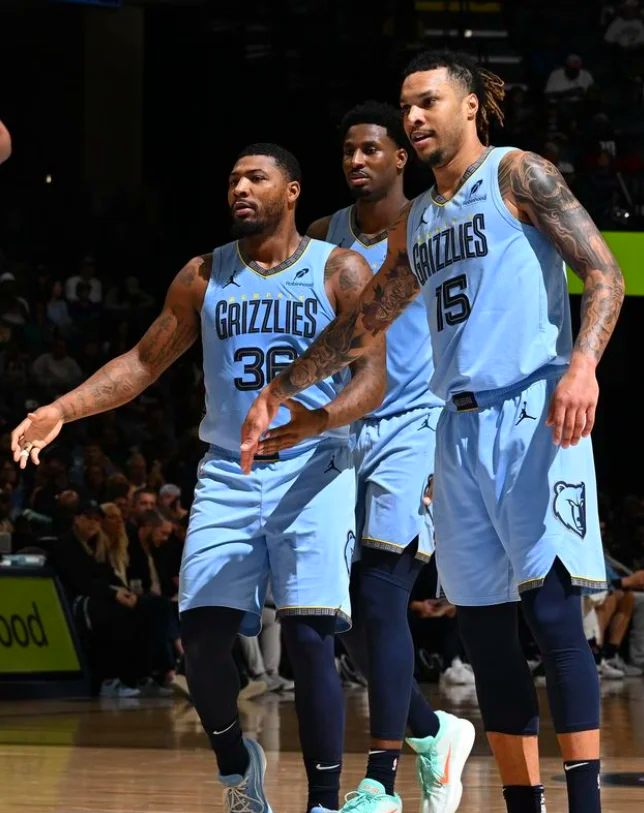 FB体育官网-公牛大比分战胜灰熊，拉文独揽35分