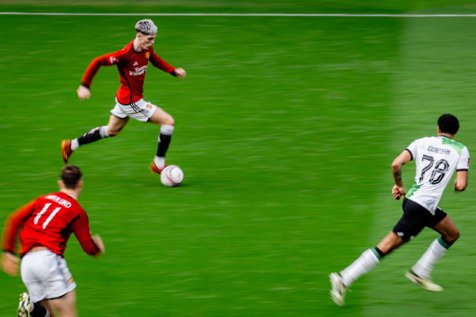 紧张气氛！国内足球比赛掀开新篇章