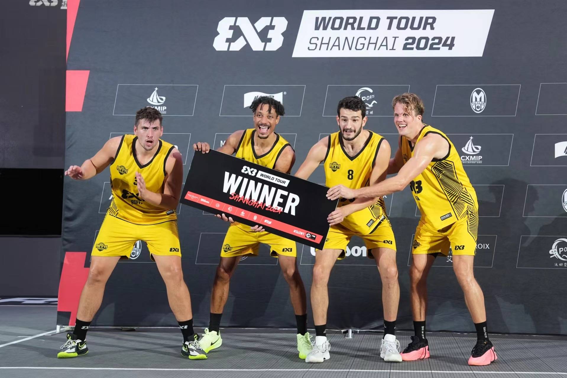 FB体育-火爆较量：篮球比赛现场球员犀利表现，场面壮观