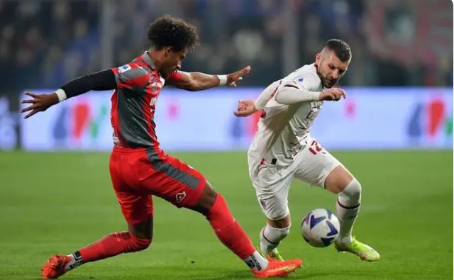 关于卫冕冠军利尔客场逼平里昂，保住榜首位置的信息