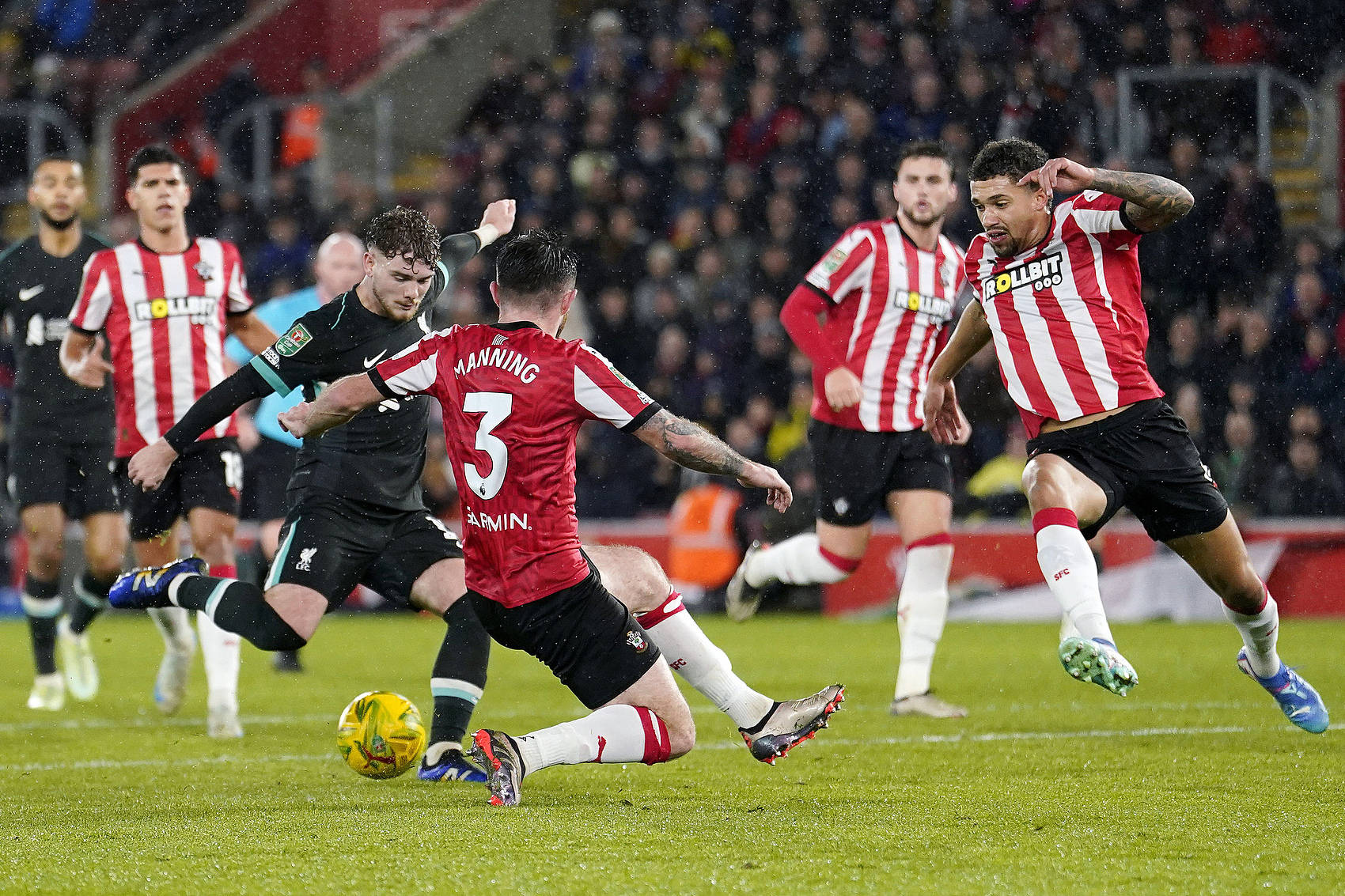 英格兰队员寻求突破，全力争取晋级