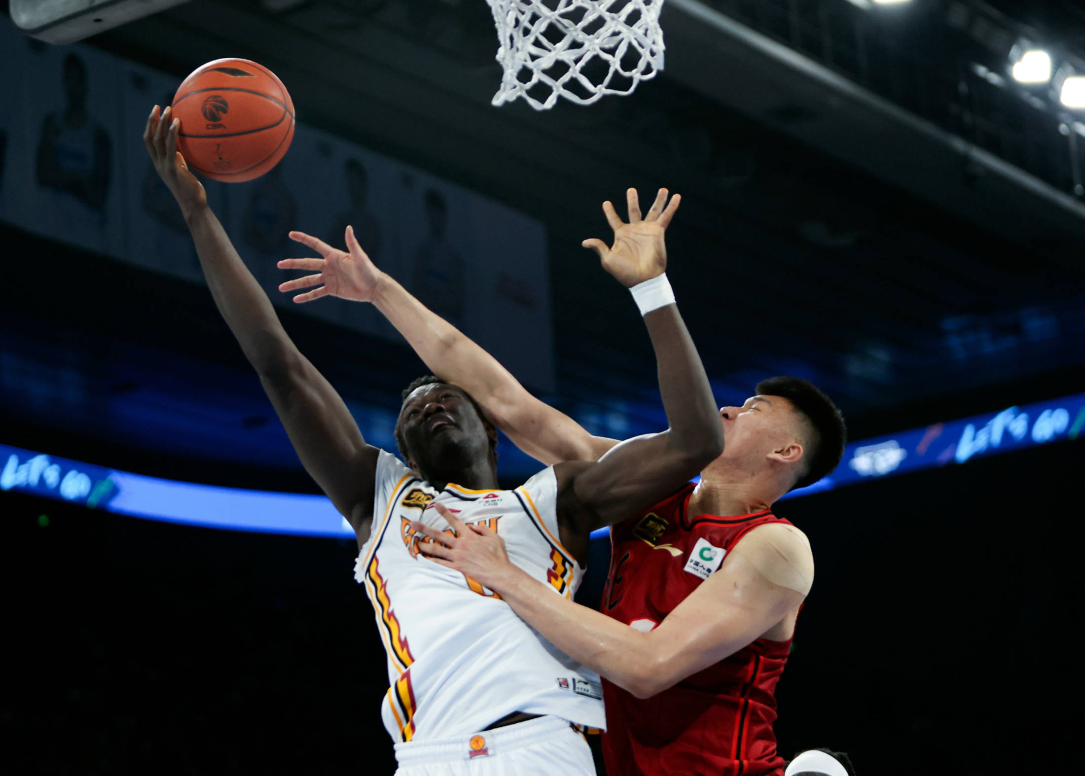 球队赢球庆祝激情洋溢，球员欢乐无限