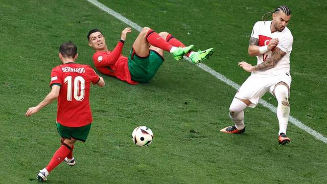 葡萄牙横扫土耳其，晋级欧洲杯淘汰赛