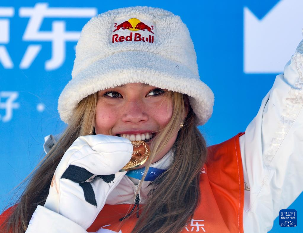 挪威滑雪选手领先全场,斩获冠军 挪威滑雪选手领先全场,斩获冠军