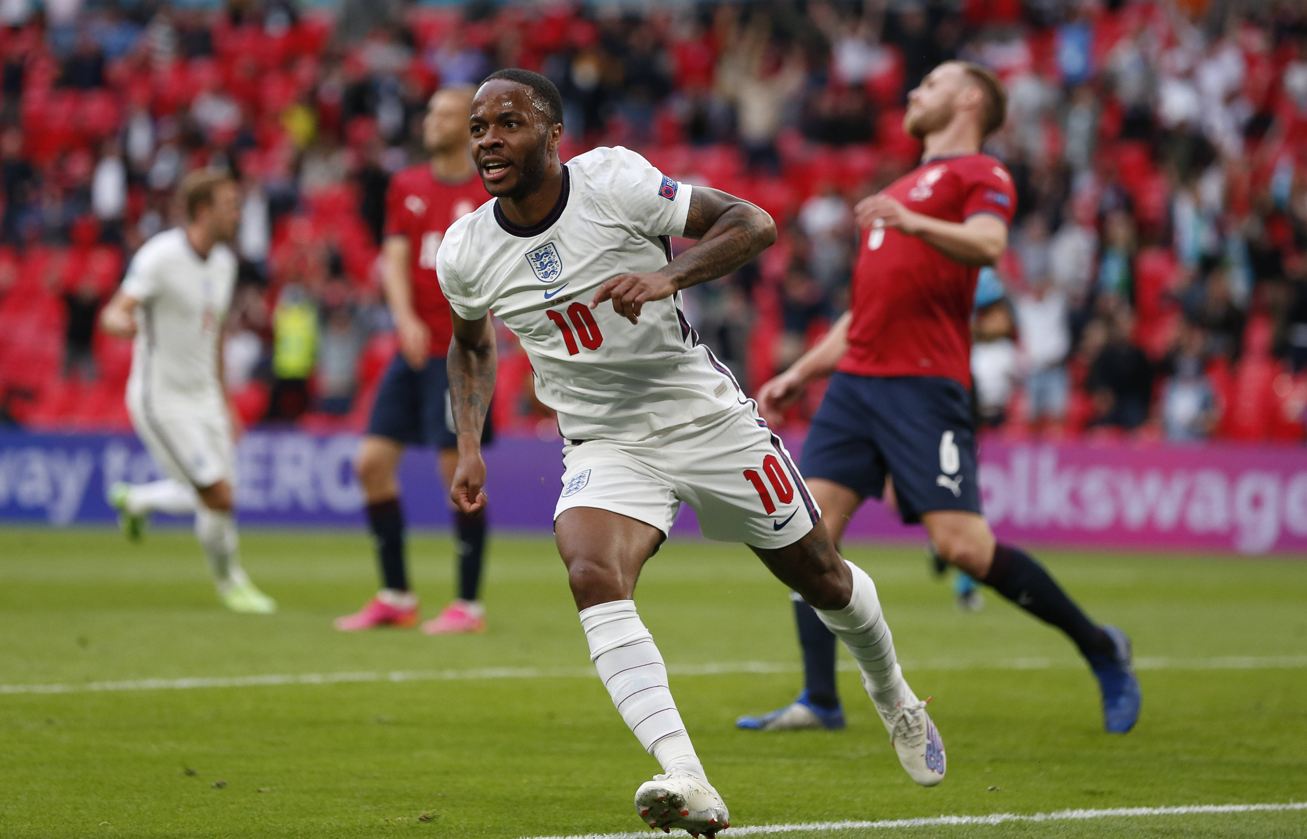 FB体育APP-巨大挑战来袭！英格兰足球比赛关注度持续攀升的简单介绍