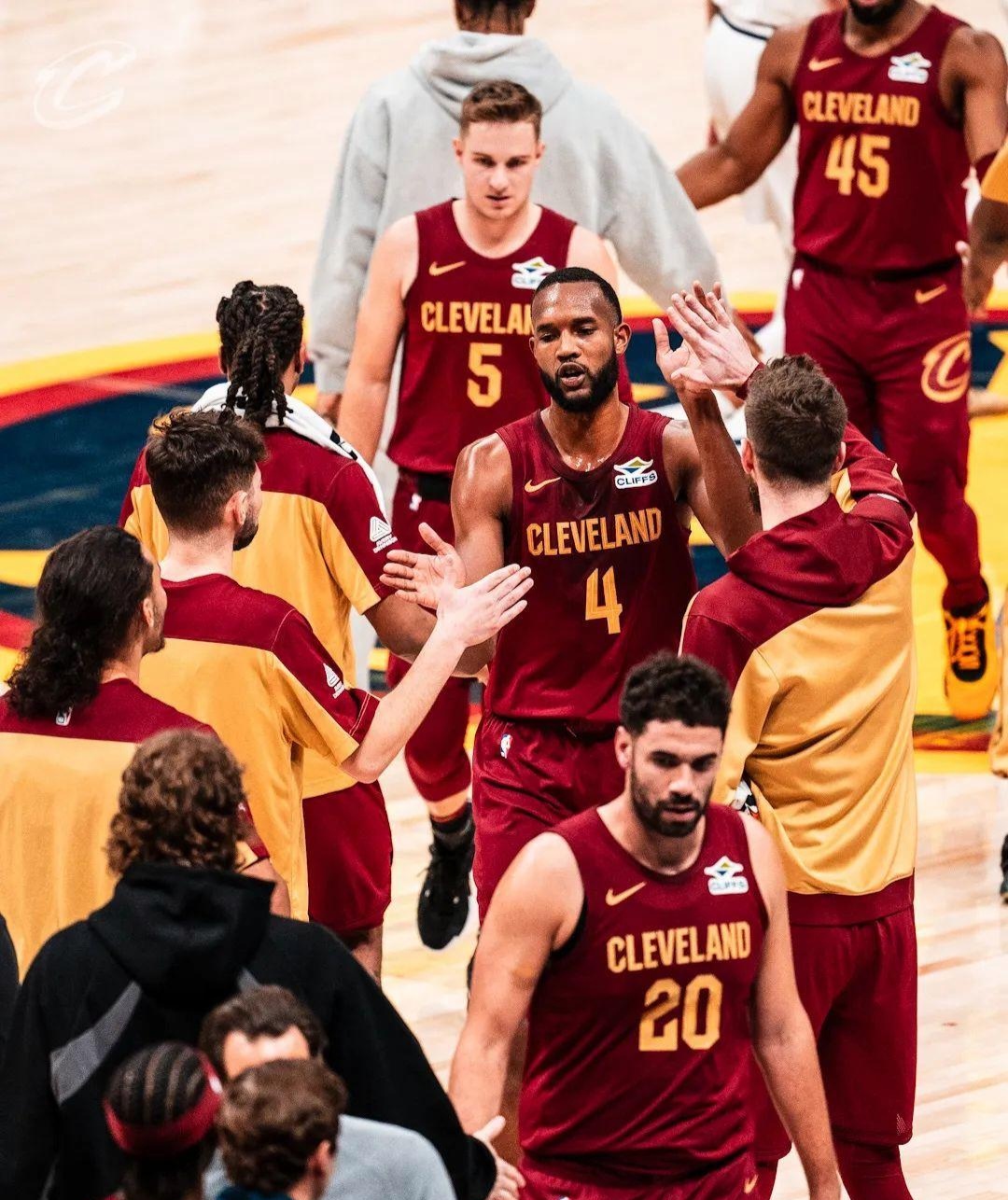 欧洲篮球联赛冠军之战各队奋勇争夺