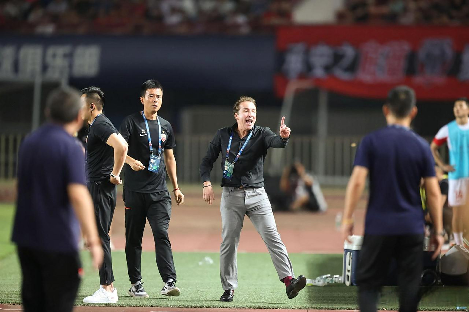 包含上海上港客场不敌山东鲁能，连续遭遇阻击的词条