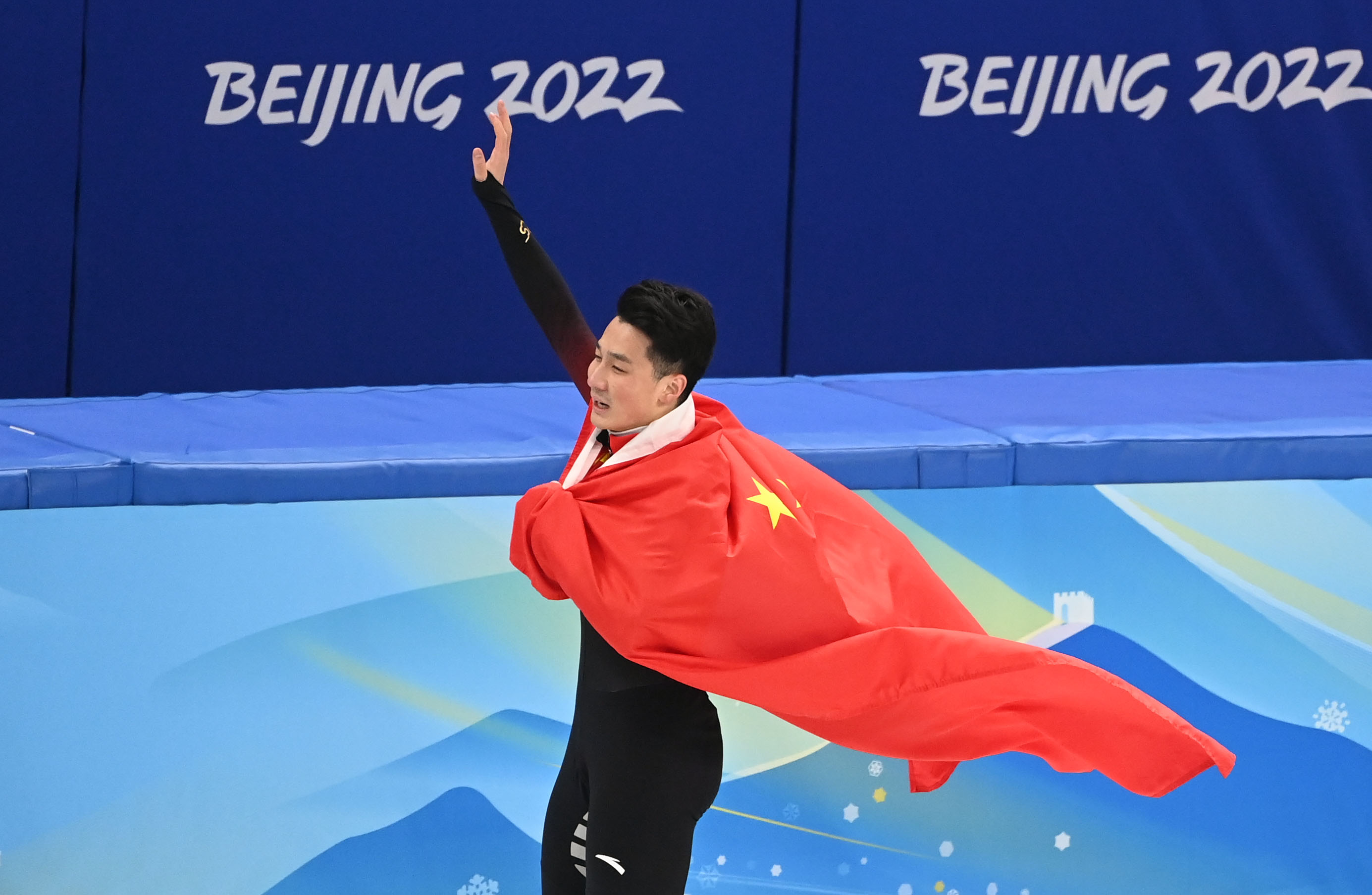 短道速滑选手强势夺冠再展风采