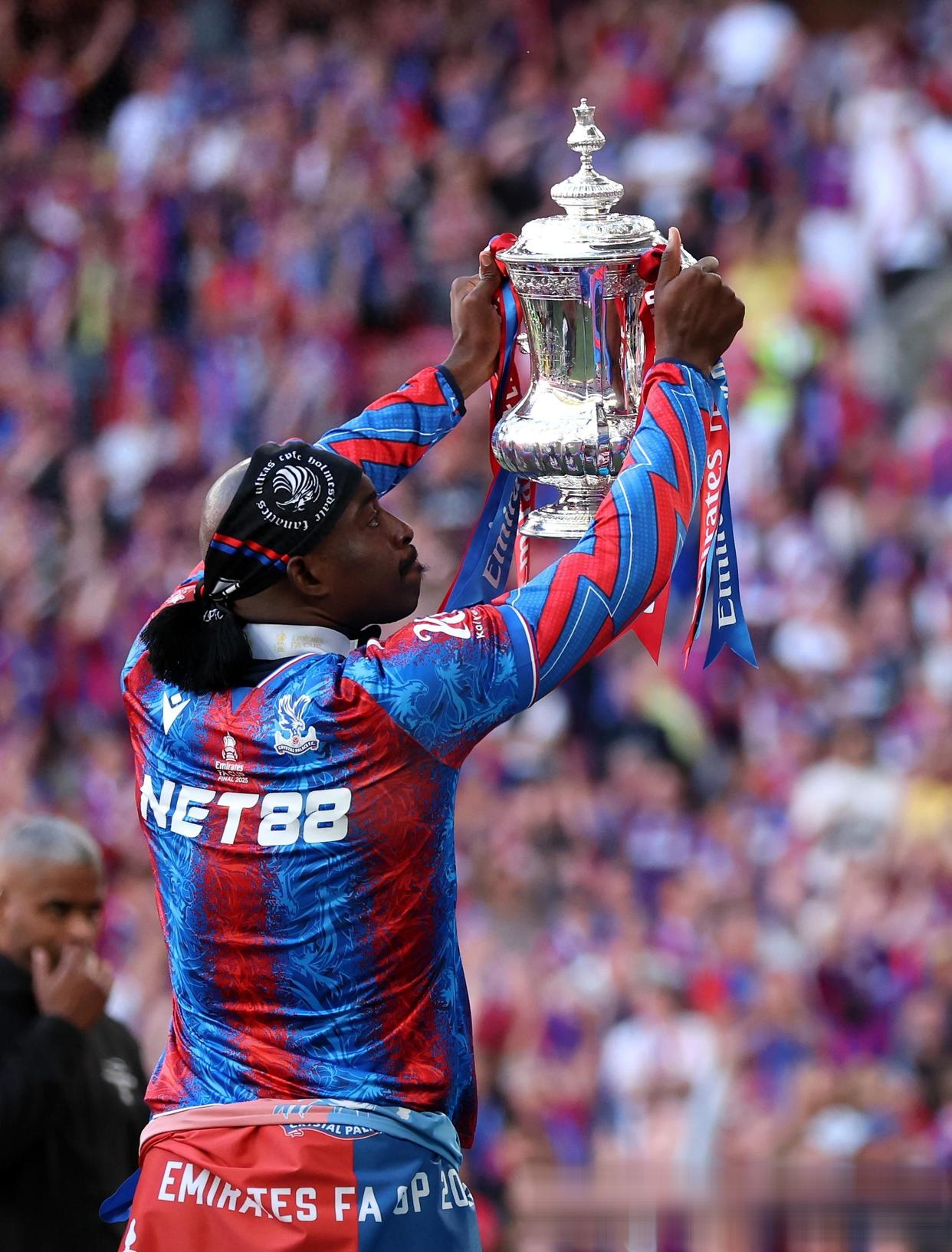 狼队客场战胜水晶宫，稳步前进