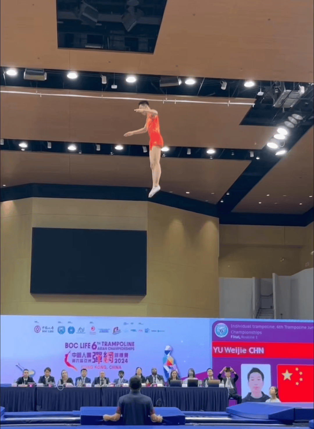 蹦床选手高难度动作，一举夺冠