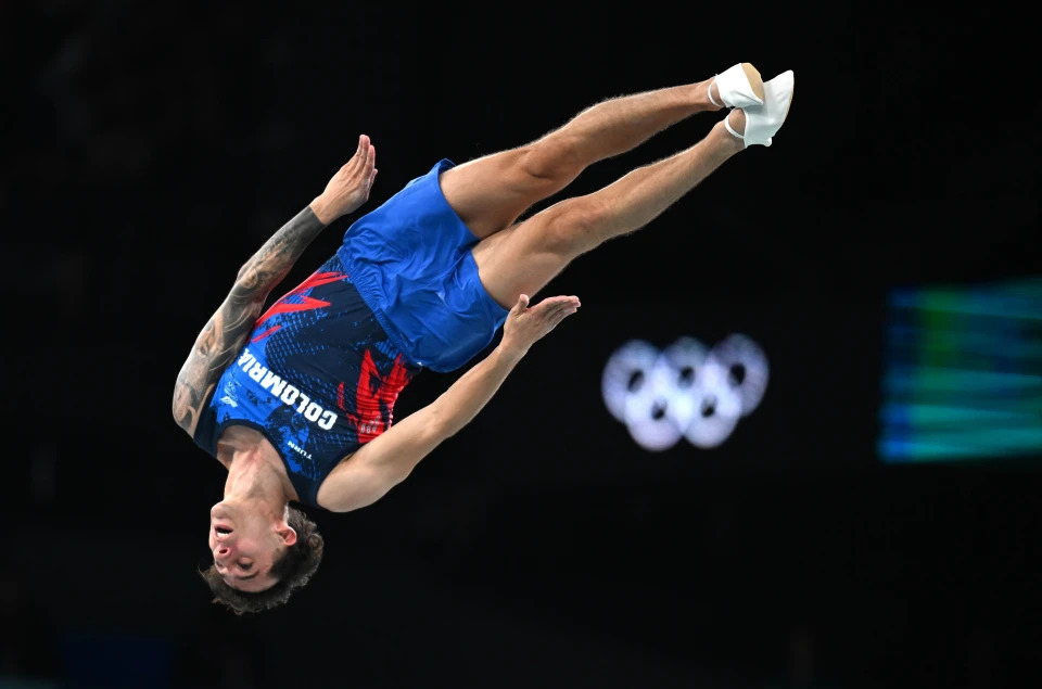 蹦床选手高难度动作，一举夺冠