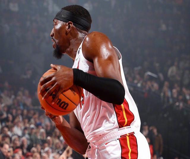 开拓者队主场大胜，奠定季后赛资格