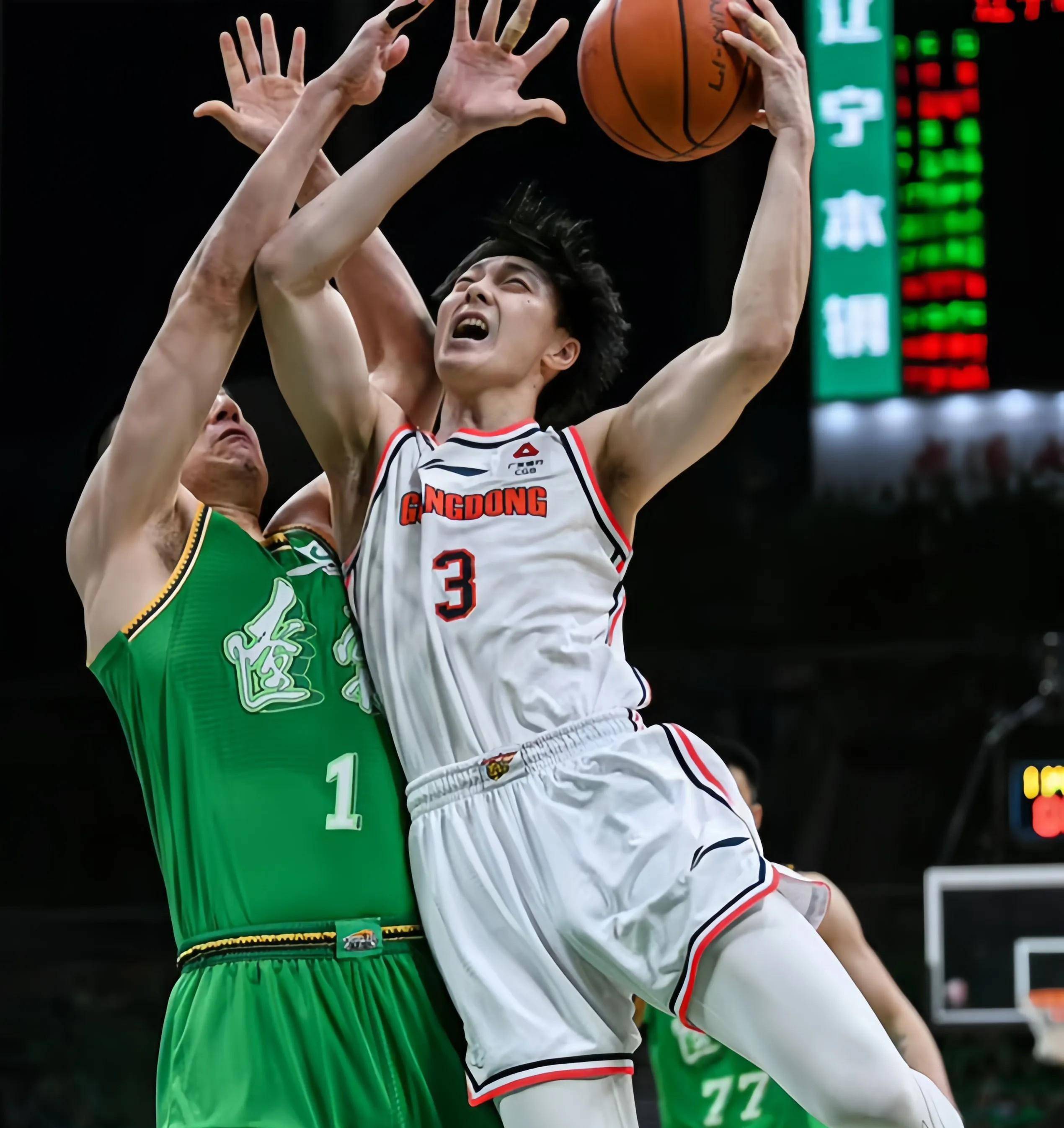 球员在比赛中展现出色表现赢得掌声 球员在比赛中展现出色表现赢得掌声