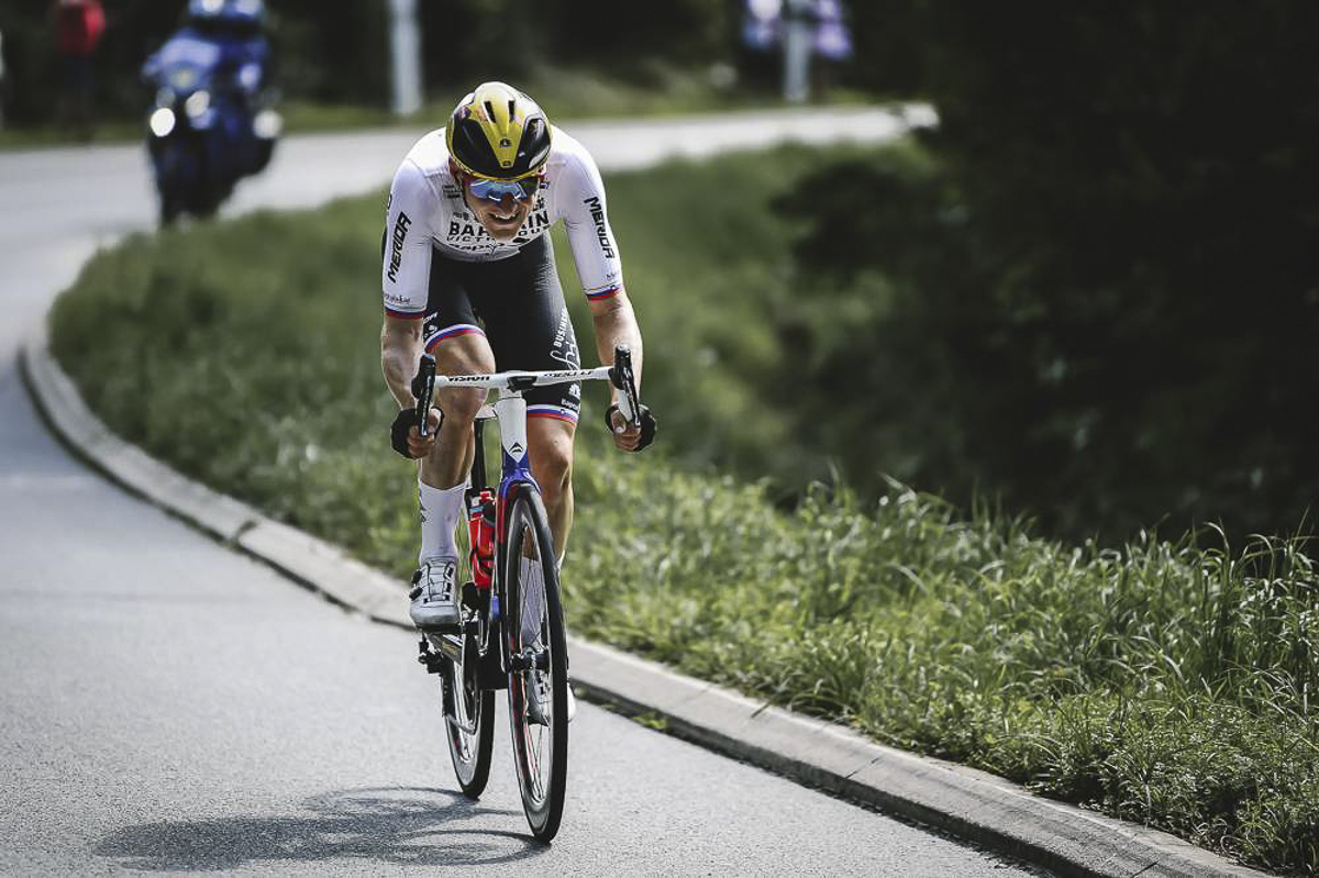 一场激烈的比赛中突围，获得宝贵的胜利