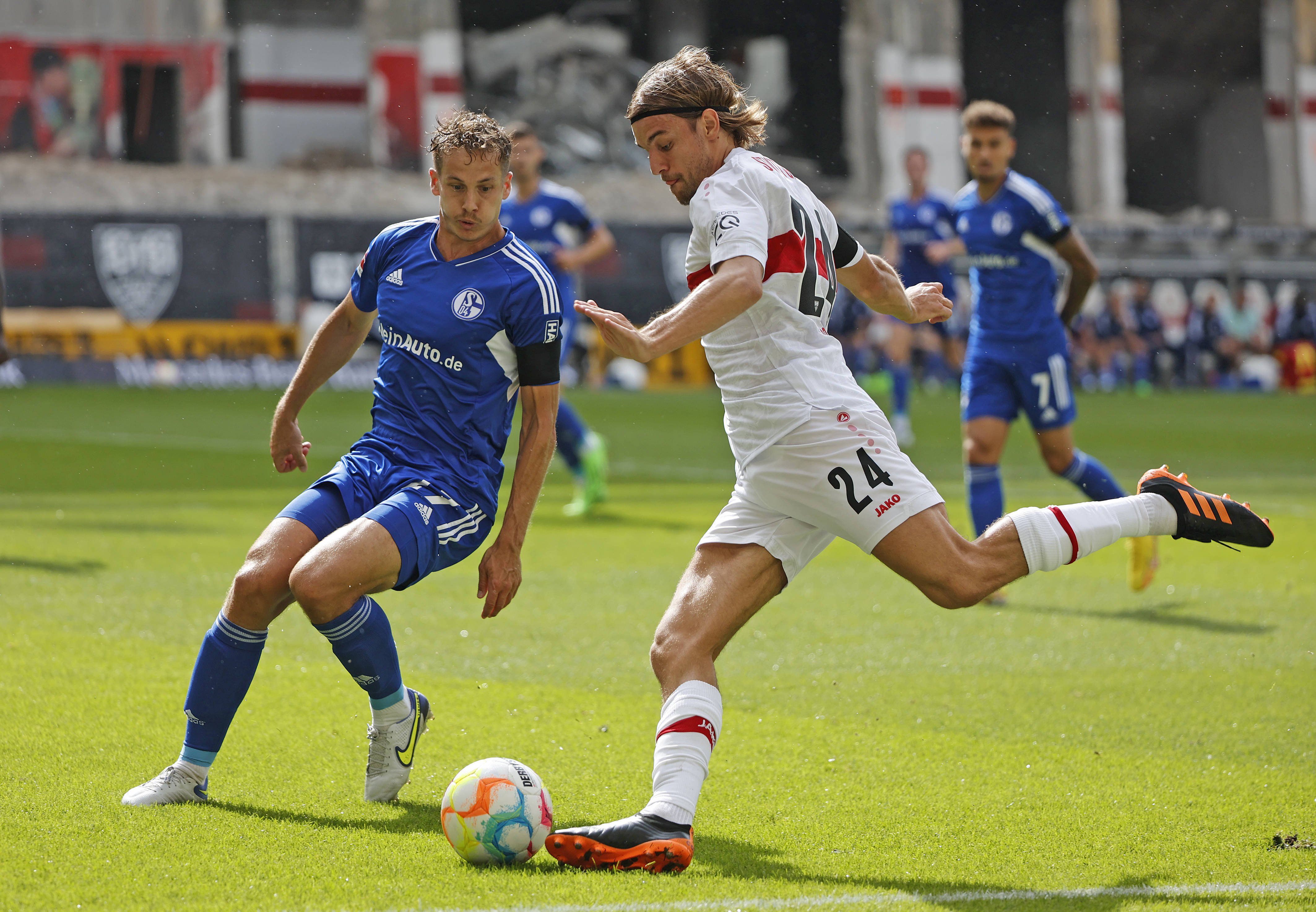 沙尔克客场不敌强敌，遭遇失利