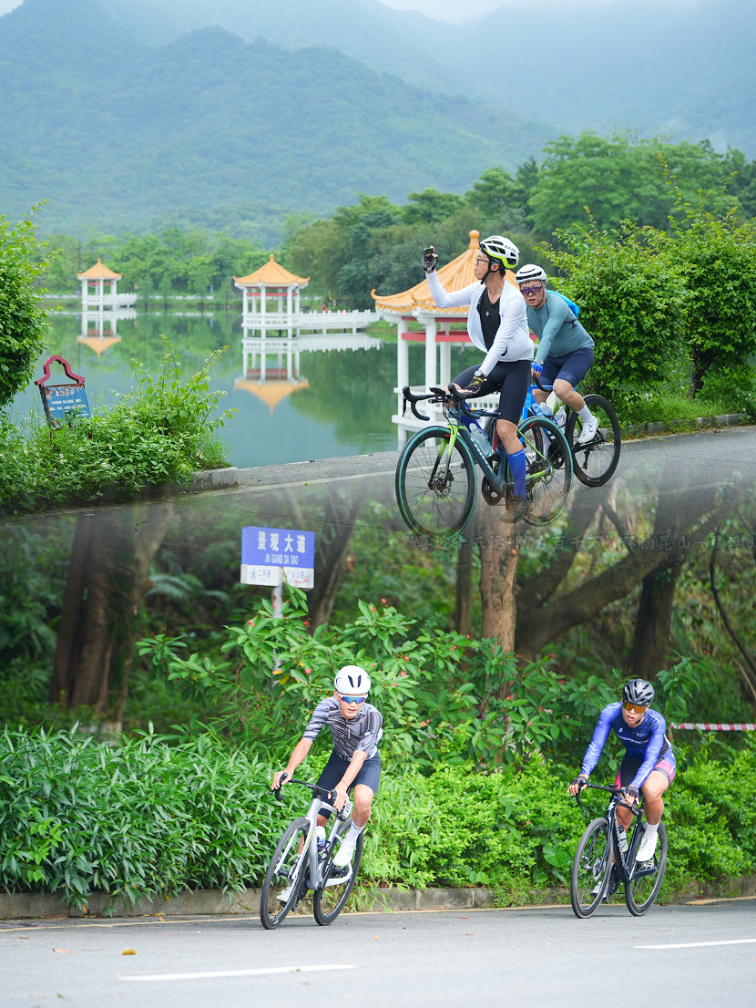 力争上游，运动员拼尽全力追逐胜利的简单介绍