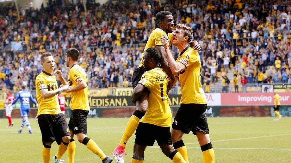 巴黎FC势如破竹，登顶法甲赛场