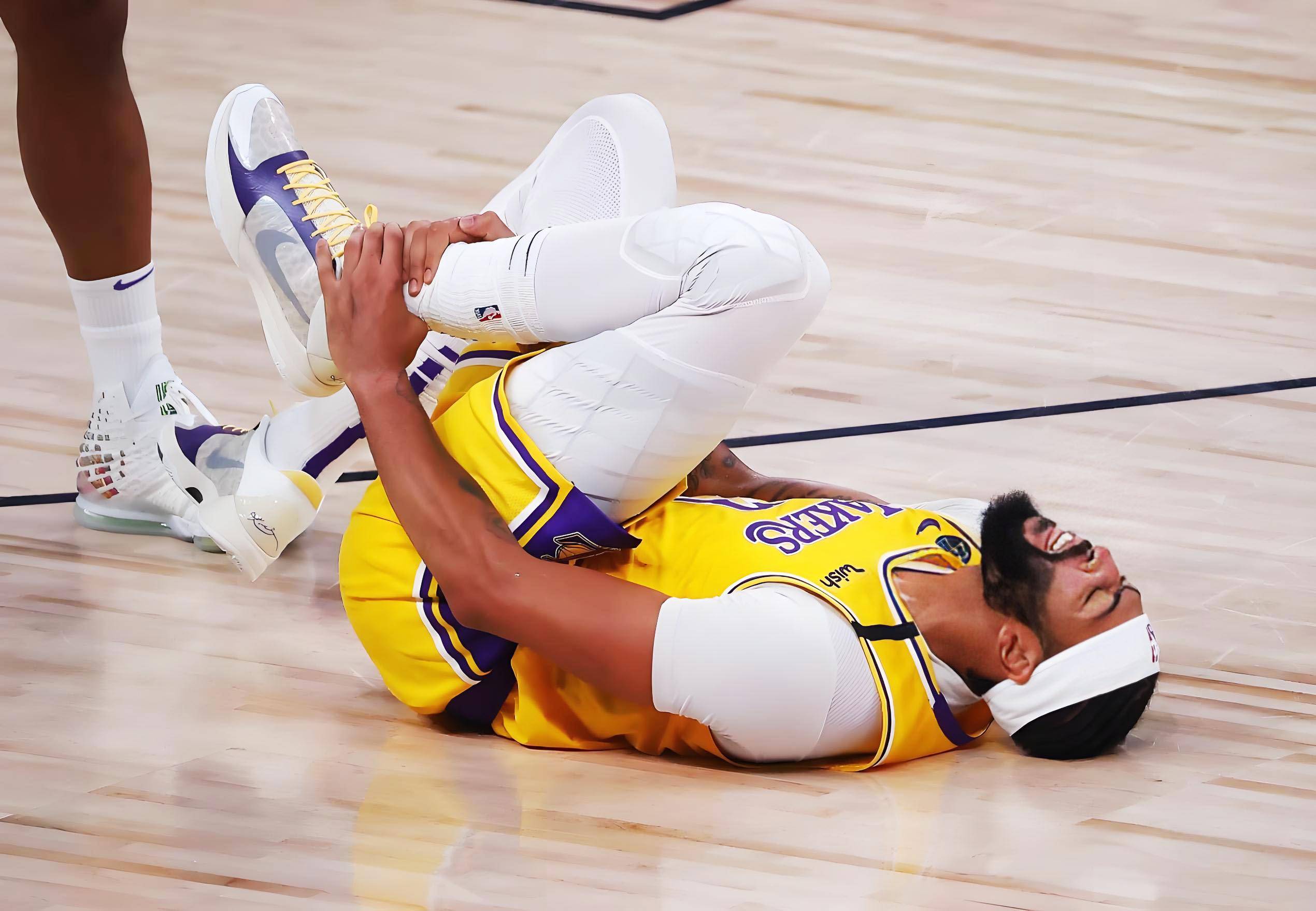 包含湖人主场告负，詹姆斯孤军奋战失利无助的词条