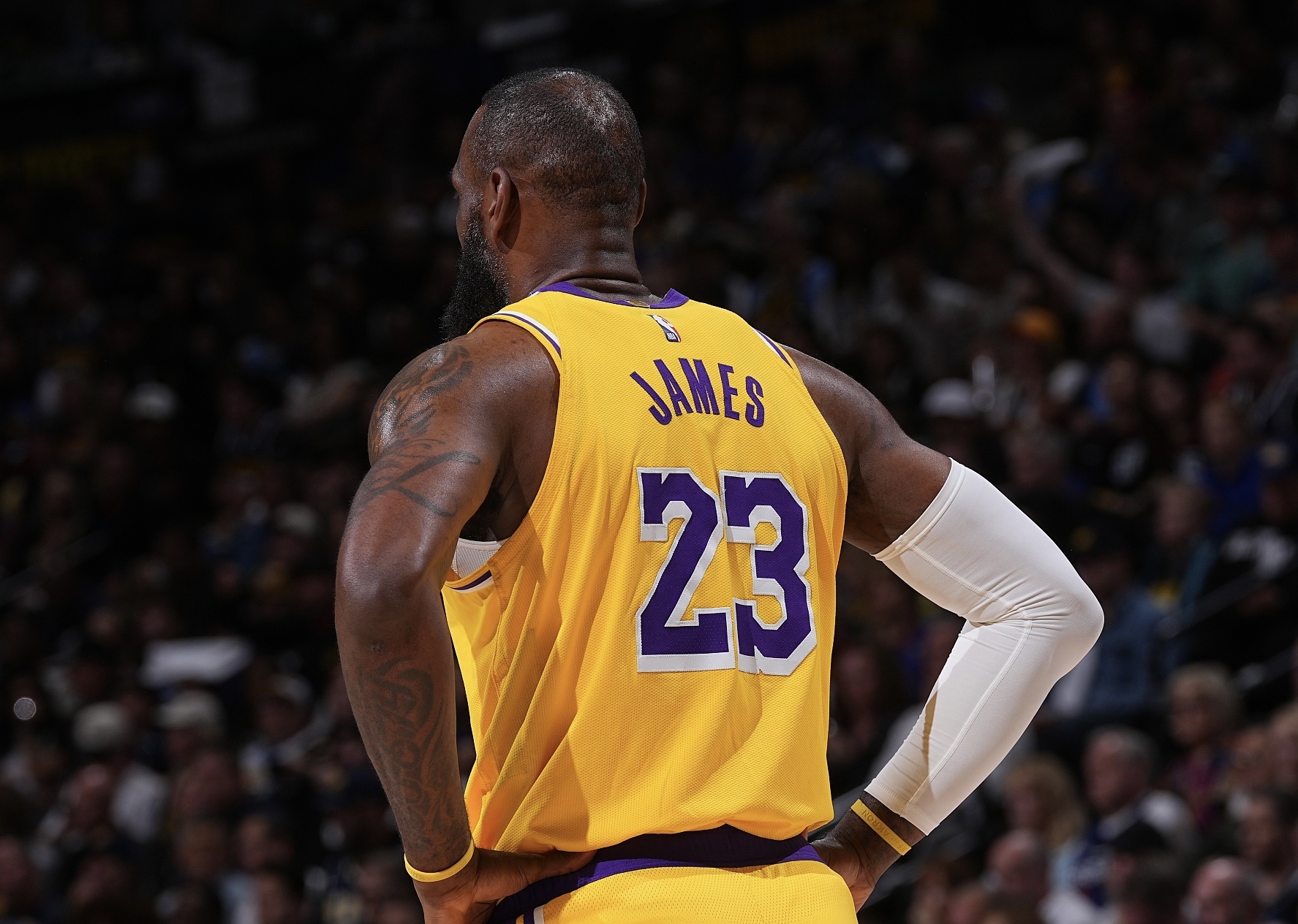 包含湖人主场告负，詹姆斯孤军奋战失利无助的词条