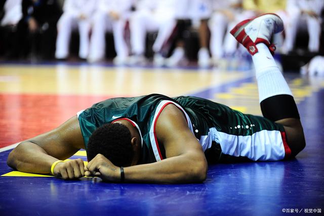 森林狼队客场惨败骑士队