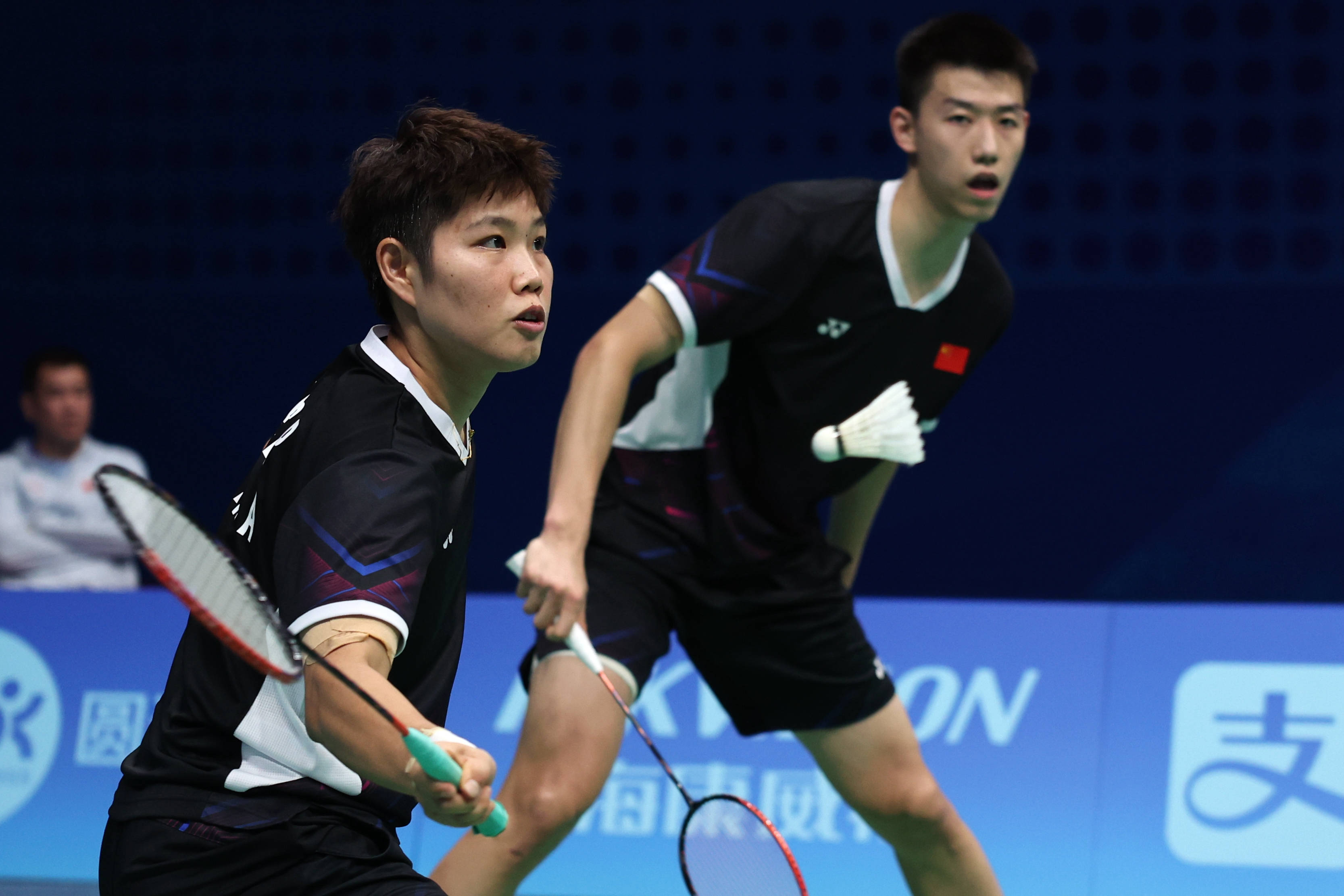 包含亚运会：中国女子羽毛球队包揽混合团体冠亚军的词条