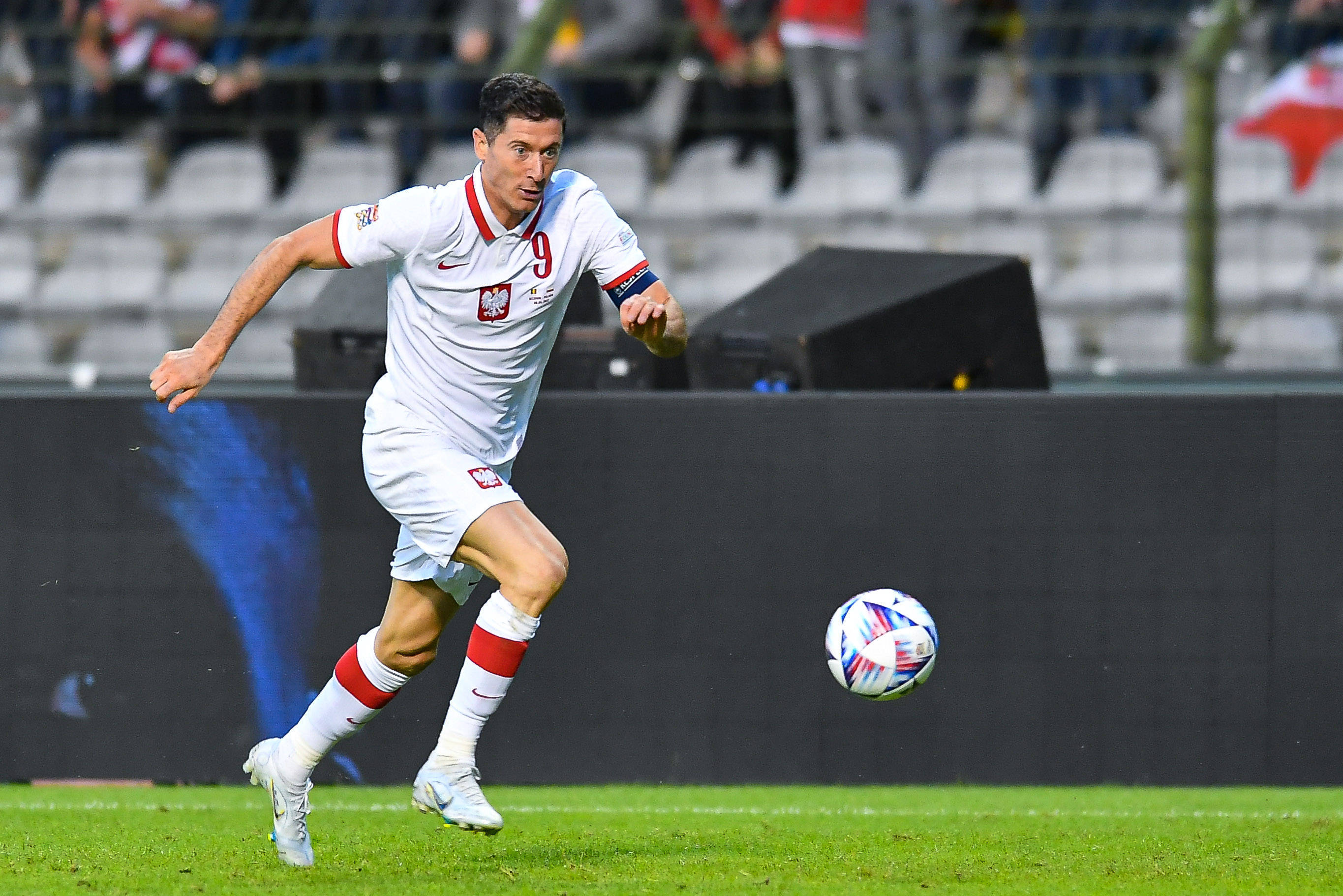 关于比利时完胜波兰，莱万状态火热的信息